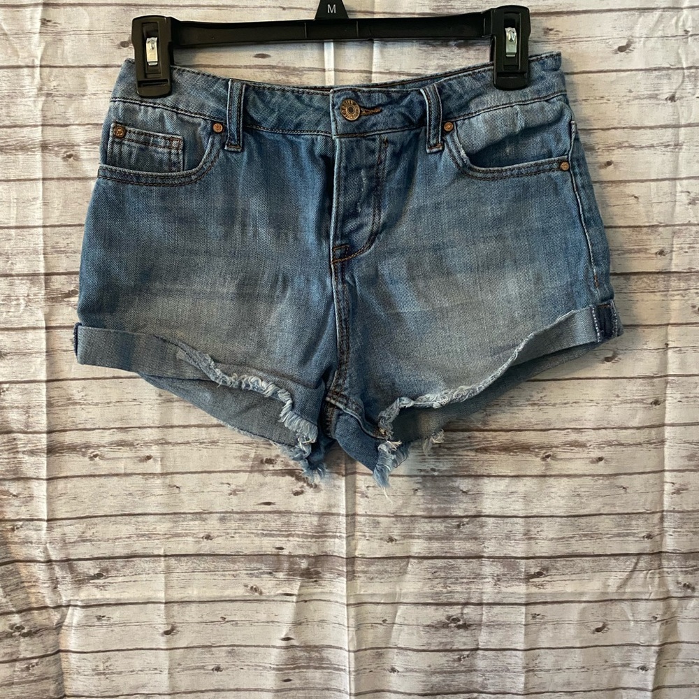 🩳💛Celebrity Pink Jean Shorts Junior Size 3/26